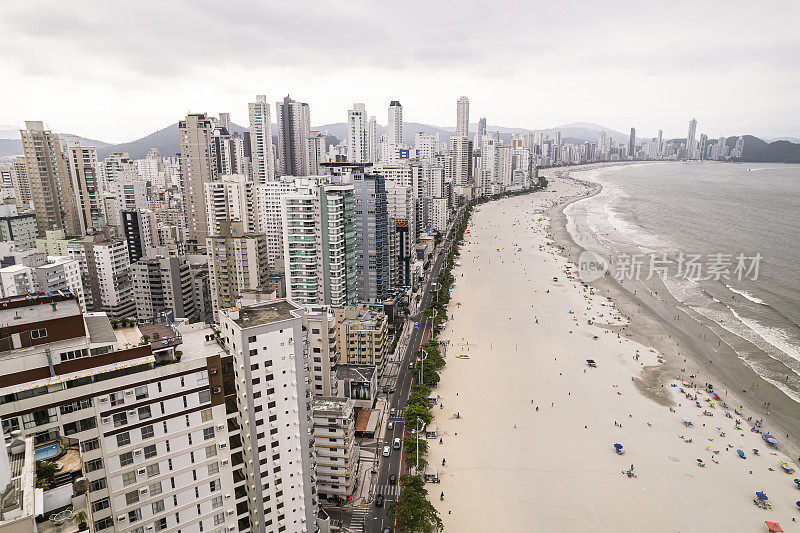 Balnéario Camboriú海滩海滨的观点在一个阴天和很少的人在海滩上